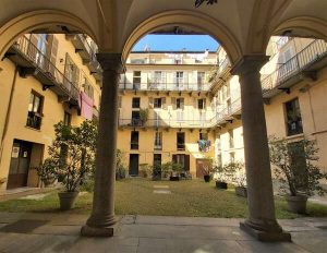 cortile condominiale di casa in vendita a torino quadrilatero